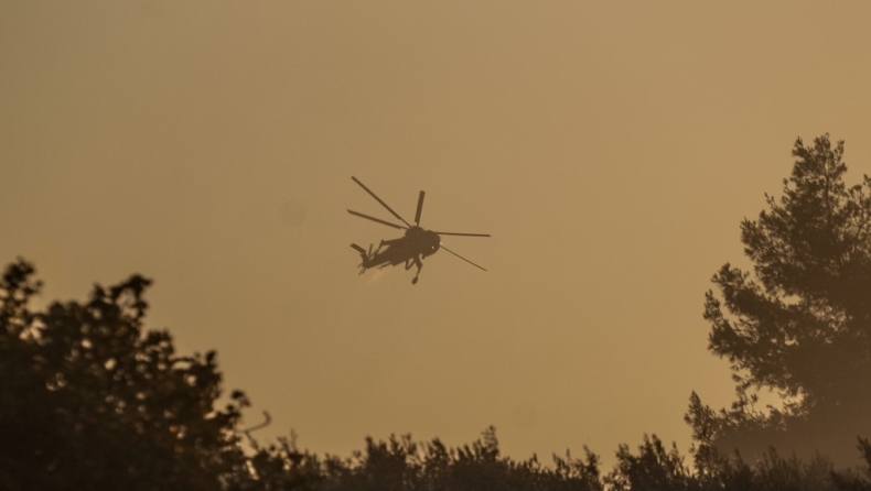 Φωτιά στα Μέγαρα: Αναγκαστική προσγείωση για ελικόπτερο που συμμετείχε στην κατάσβεση (vid)