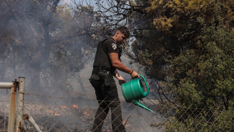 Τραγικές καταστάσεις: Αστυνομικοί με ποτιστήρια προσπαθούν να σβήσουν φωτιά (vid)