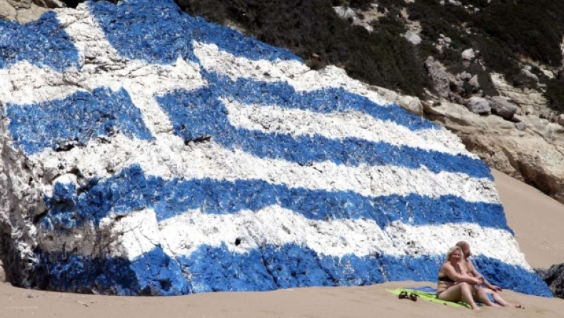 Ρόδος: Χειροπέδες σε τρεις 20χρονους Ολλανδούς που κατέβασαν ελληνική σημαία και έγραψαν προκλητικό μήνυμα