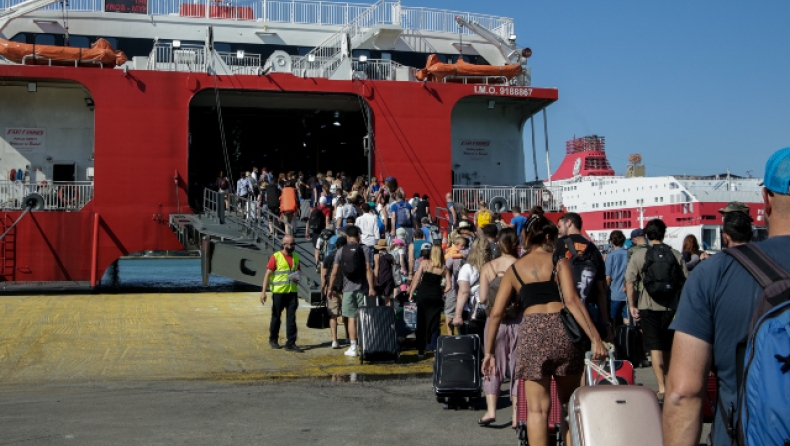 Αυξημένη η κίνηση στα λιμάνια: Φεύγουν και οι τελευταίοι (vid)