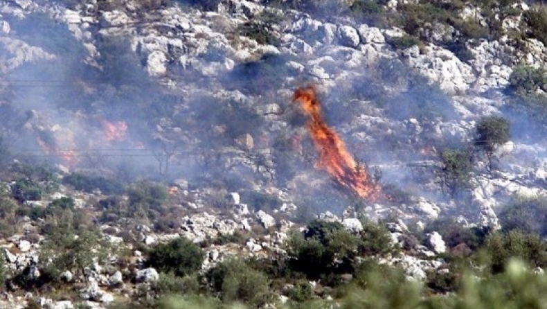 Για 12η μέρα καίει η φωτιά στην Βάλια Κάλντα: Δυσκολεύονται τα πεζόπορα τμήματα