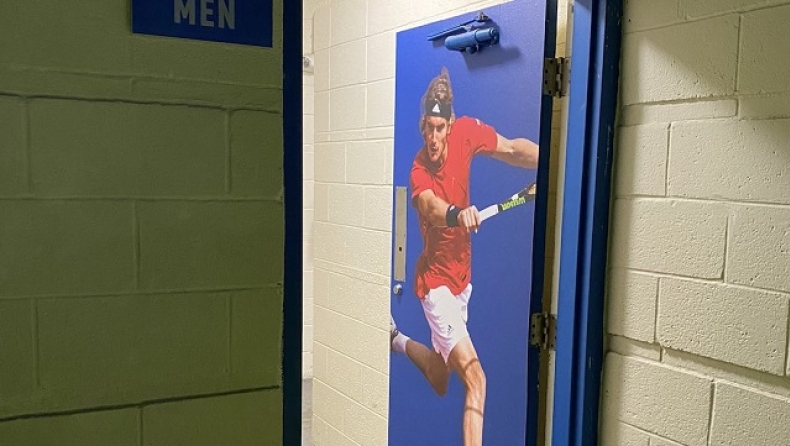 Τσιτσιπάς: Αφαίρεσαν την αφίσα με το πρόσωπό του από την πόρτα στις… τουαλέτες της Ουάσιγκτον