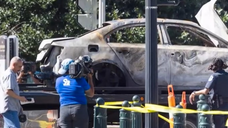 Αντρας έριξε το αυτοκίνητό του σε οδόφραγμα στο Καπιτώλιο, ενώ πυροβολούσε στον αέρα