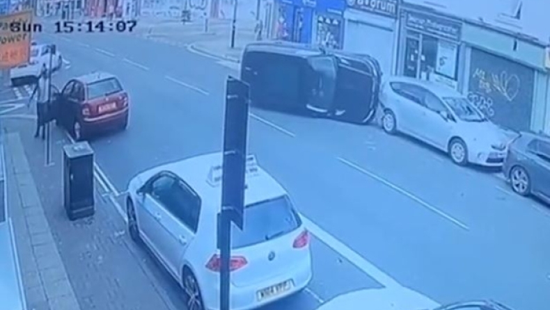 Πήρε το δίπλωμα νύχτα: Οδηγός Land Rover καβάλησε παρκαρισμένα αυτοκίνητα και έγινε viral (vid)