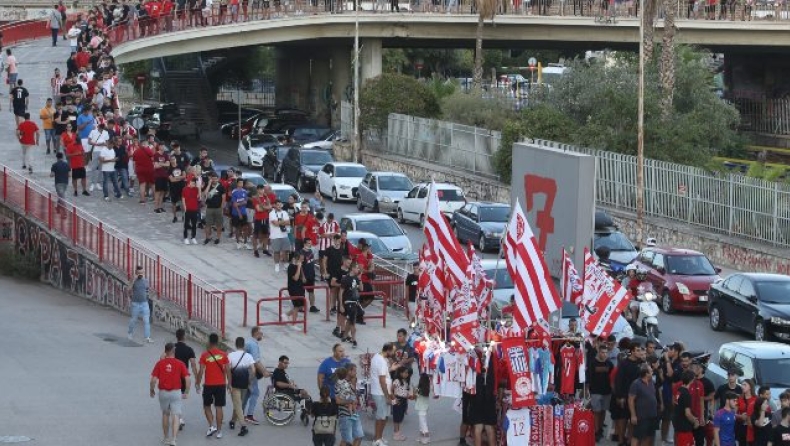 Μαρσέλο: Ο κόσμος του Ολυμπιακού μαζεύεται στο «Γεώργιος Καραϊσκάκης» 1,5 ώρα πριν την παρουσίαση (vid)