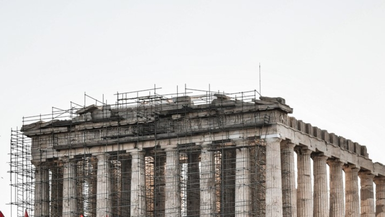 Άνδρας σκαρφάλωσε στον Παρθενώνα και κρέμασε σημαίες