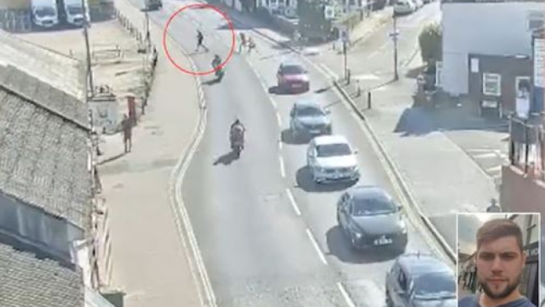 Βίντεο που κόβει την ανάσα: Μοτοσικλετιστής παρέσυρε τρία κορίτσια τρέχοντας με διπλάσια από το όριο ταχύτητα