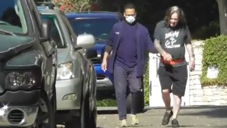 Σοκάρει η εικόνα του Ozzy Osbourne: Μετά βίας περπατάει μετά τη διάγνωση με Πάρκινσον (vid)