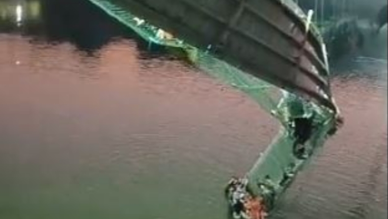 Ινδία: Τουλάχιστον 68 νεκροί από κατάρρευση κρεμαστής γέφυρας, 400 έπεσαν στο νερό (vids) 