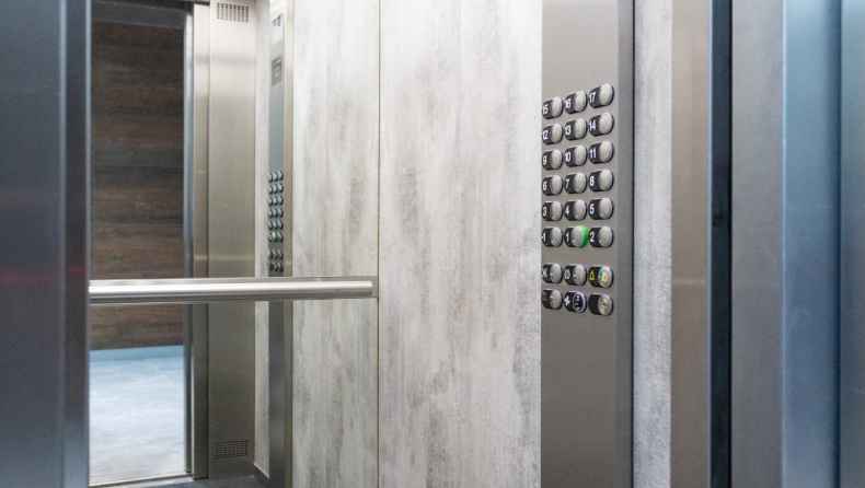 Δεν πάει ο νους σας γιατί τα ασανσέρ έχουν καθρέφτες (vids)