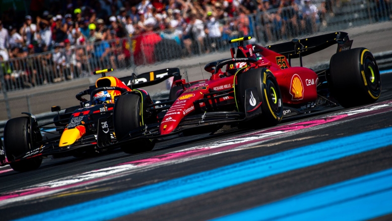 Formula 1: Ο Sainz θεωρεί «περίεργο» το ρυθμό εξέλιξης της Red Bull RB18
