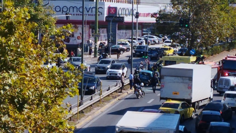 Τρομακτικό τροχαίο στην πεζογέφυρα της Αγ. Παρασκευής: Ντελαπάρισε αυτοκίνητο, επιχείρηση απεγκλωβισμού του οδηγού (vid)