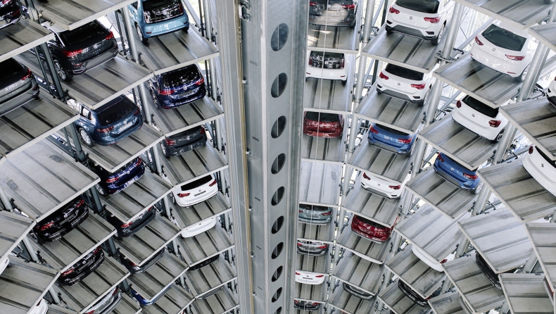 Volkswagen Autostadt: Οι δίδυμοι πύργοι με το πιο γρήγορο πάρκινγκ στον κόσμο (vid)