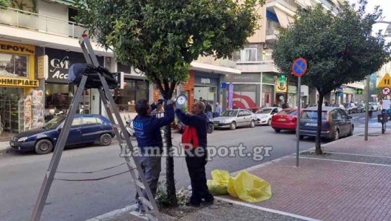 Δημοτικοί υπάλληλοι στη Λαμία στόλιζαν τα δέντρα στους δρόμους και τους έκλεψαν τα εργαλεία μέρα μεσημέρι (vid)