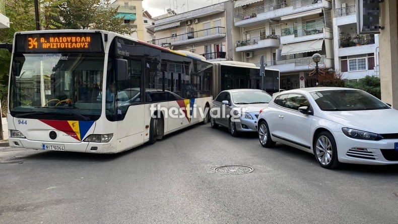 Λεωφορείο στη Θεσσαλονίκη «κόλλησε» στη μέση του δρόμου επειδή ΙΧ πάρκαρε πάνω στη στροφή (vid)