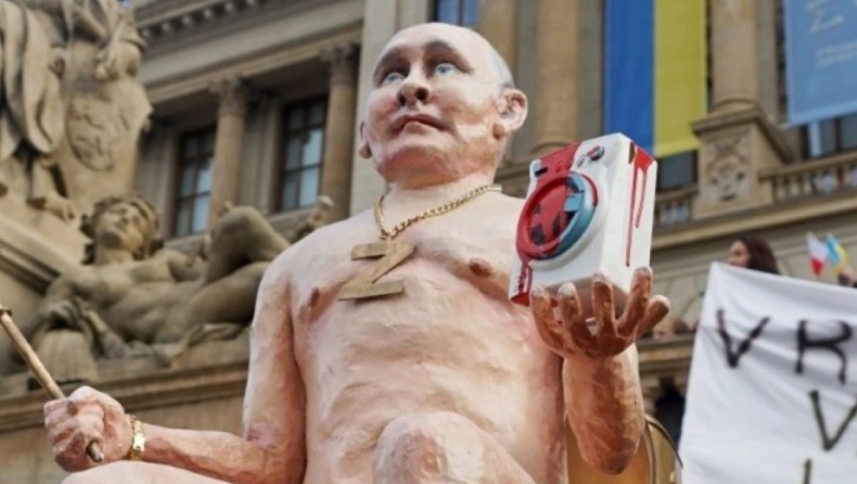 Putin: Το γυμνό του ομοίωμα σε χρυσή τουαλέτα, κρατά ένα πιγκάλ και βγαίνει σε δημοπρασία