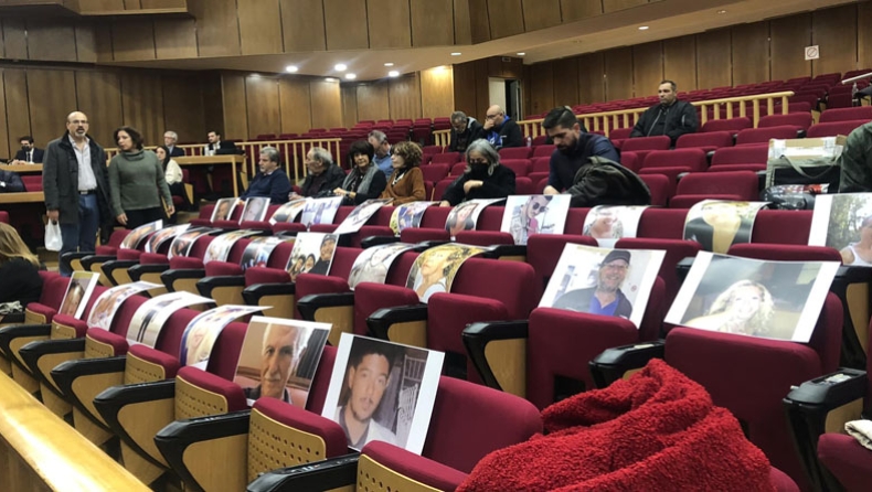 Δίκη για την τραγωδία στο Μάτι: Φωτογραφίες των θυμάτων τοποθέτησαν στα έδρανα οι συγγενείς