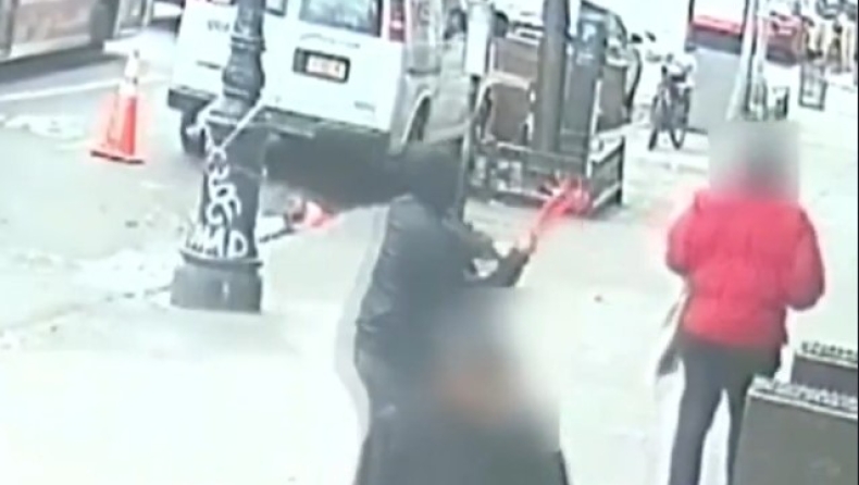 Άγρια επίθεση έξω από μαγαζί στη Νέα Υόρκη: Τον χτύπησε στο κεφάλι με ρόπαλο (vid) 