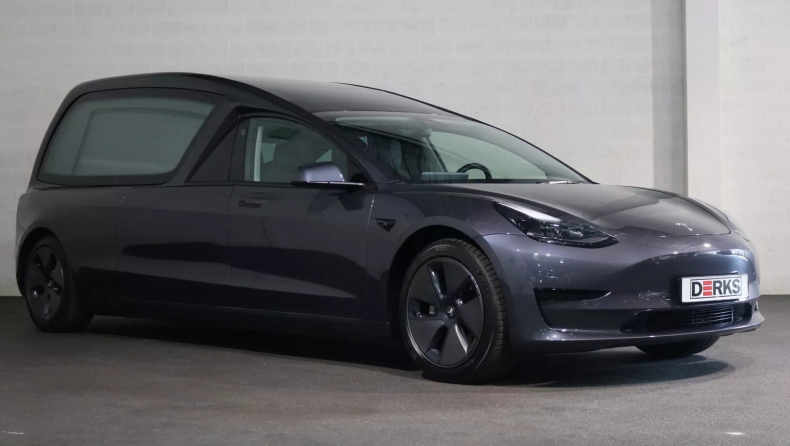 Tesla: Με το Model 3 ακόμα και μια κηδεία γίνεται «πράσινη»