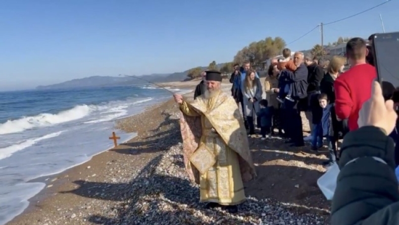 Ιερέας στη Μεσσηνία έριξε το Σταυρό στη θάλασσα με καλάμι ψαρέματος (vid)