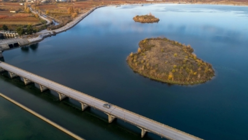 Η συγκλονιστική περιγραφή του αστυνομικού που βρήκε νεκρό το βρέφος στη Βέροια: «Επέπλεε στο νερό μπρούμυτα» (vid)