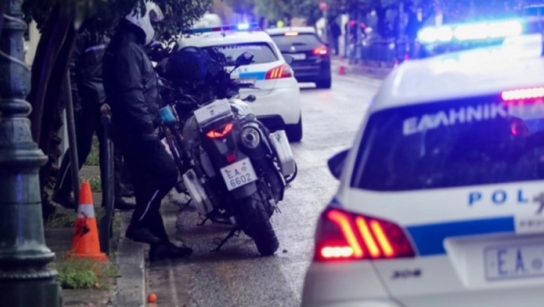 Τον πέρασαν για αστυνομικό και του έκαψαν το μοτοποδήλατο