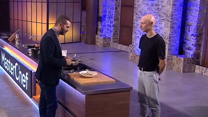 Συγκίνηση για τον παίκτη του Master Chef με την αλωπεκία: «Ξύπνησα και μαλλιά μου ήταν στο κρεβάτι» (vid)