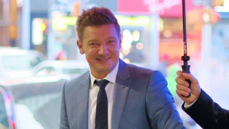 Jeremy Renner: Γενέθλια στο νοσοκομείο μαζί με το ιατρικό προσωπικό μετά το ατύχημα