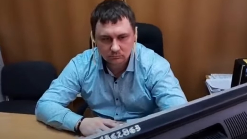 Ρώσος βουλευτής κρέμασε μακαρόνια στα αυτιά για «τις μπούρδες του Πούτιν» (vid)