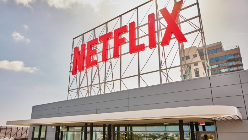 To Netflix κάνει την έκπληξη και μειώνει τη συνδρομή του σε 30 χώρες