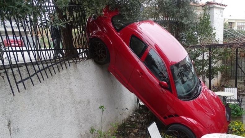 Αυτοκίνητο έπεσε μέσα σε αυλή σπιτιού στην Θεσσαλονίκη