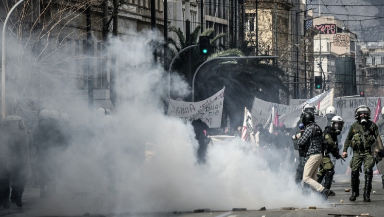 Συγκέντρωση διαμαρτυρίας για την τραγωδία των Τεμπών: «Ευχαριστούμε για τα δακρυγόνα, αλλά κλαίγαμε από μόνοι μας» (vid)