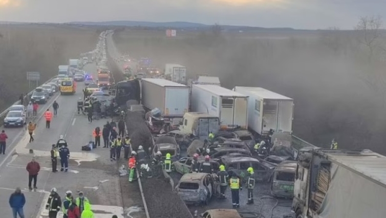 Τρομακτική καραμπόλα 42 οχημάτων στην Ουγγαρία λόγω σκόνης: Ένας νεκρός και 39 τραυματίες (vid)