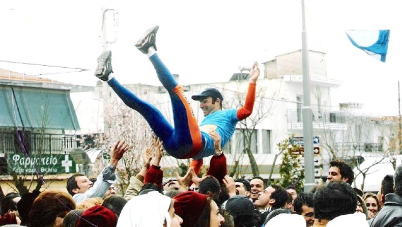 Οι κάτοικοι της Μεγαλόπολης πετούν στον αέρα τον Βασίλξη Αναστόπουλο μετά τη νίκη του στον Ποδηλατικό Γύρο Ελλάδας.