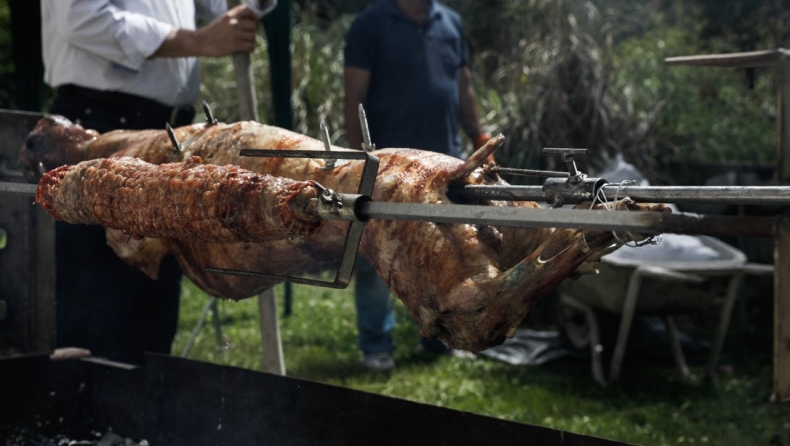 Στη ΜΕΘ 42χρονος στη Θεσσαλονίκη που άρπαξε φωτιά ενώ έψηνε το αρνί (vid)