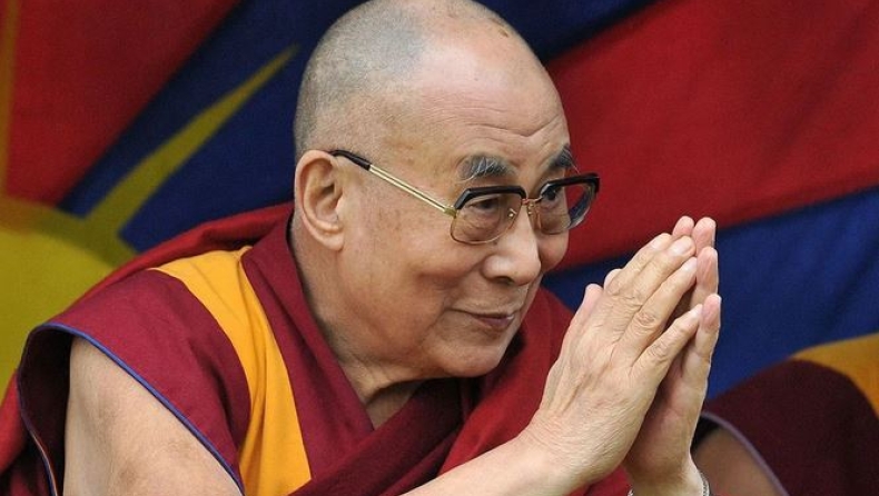 Σάλος με το βίντεο του Δαλάι Λάμα που τον δείχνει να φιλάει μικρό αγόρι