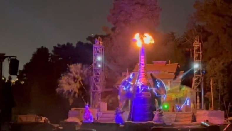  Δράκος ύψους 14 μέτρων έπιασε φωτιά στην Disneyland (vid)