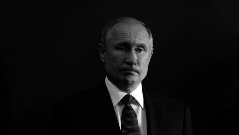 Η Paranoia του Πούτιν: Δε χρησιμοποιεί κινητό και Internet, ταξιδεύει πάντα με πυρηνική βαλίτσα και τρέμει τον Covid
