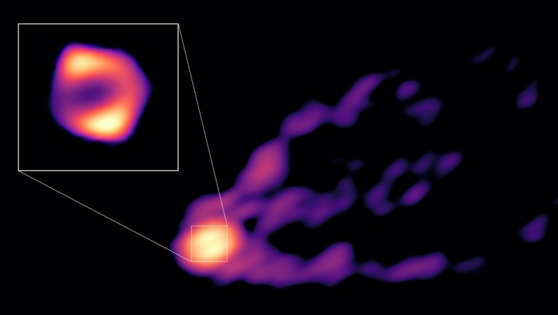 Αστρονόμοι παρατήρησαν για πρώτη φορά στην ίδια εικόνα μαύρη τρύπα να εκτοξεύει έναν ισχυρό πίδακα