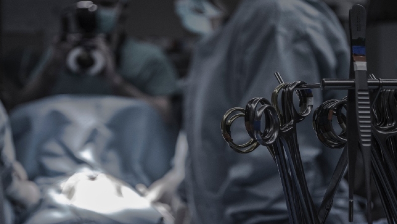 Χειρουργός απολύθηκε αφού έβαλε την καθαρίστρια του νοσοκομείου να βοηθήσει σε ακρωτηριασμό