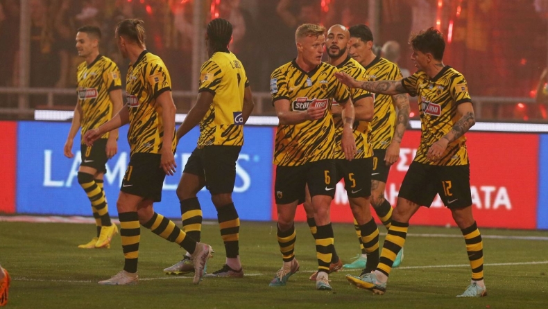 Οι παίκτες της ΑΕΚ πανηγυρίζουν το γκολ στο ματς με τον Βόλο
