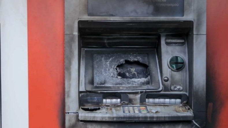 Πανικός στον Βόλο μετά από έκρηξη σε ATM: Άγνωστοι «σήκωσαν» 100.000 ευρώ