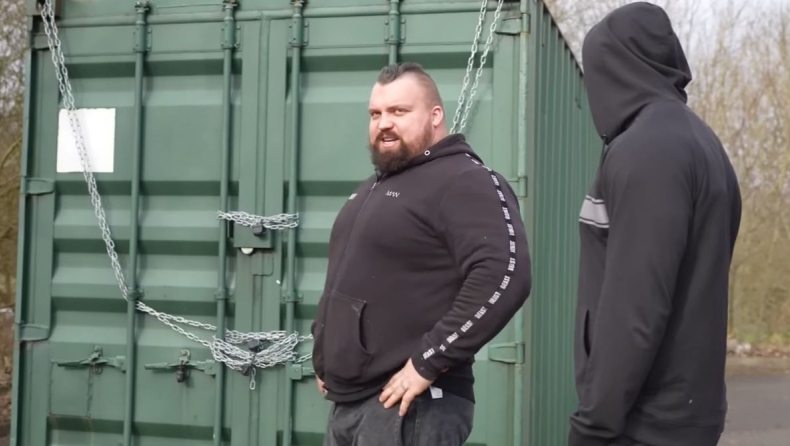 Ο Eddie Hall αγόρασε κοντέινερ που αποδείχθηκε Kinder έκπληξη (vid)