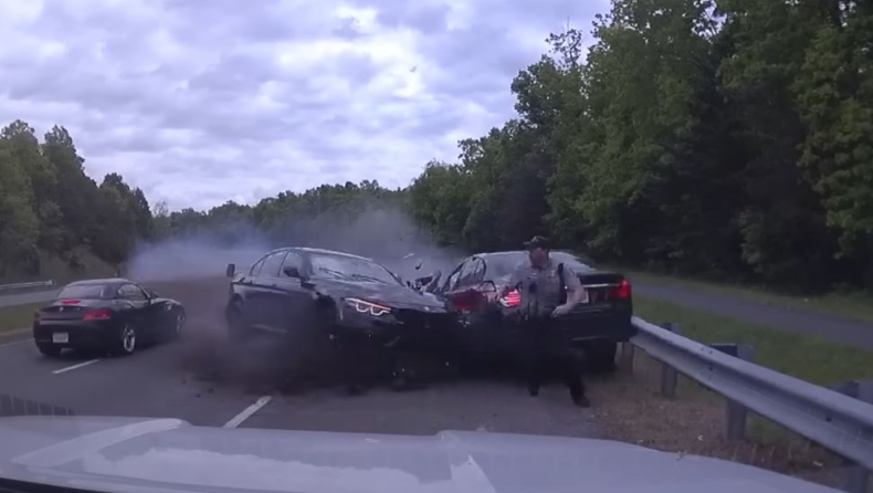 Σοκαριστικό βίντεο: Αστυνομικός γλίτωσε από θαύμα όταν είδε αυτοκίνητο να έρχεται καταπάνω του ενώ είχε σταματήσει για έλεγχο