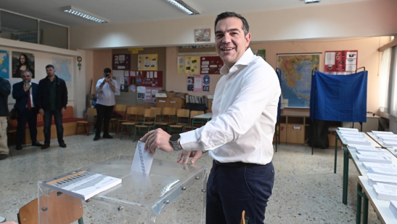Ψήφισε στην Κυψέλη ο Τσίπρας: «Πως πάει, έχει κόσμο;» (vid)