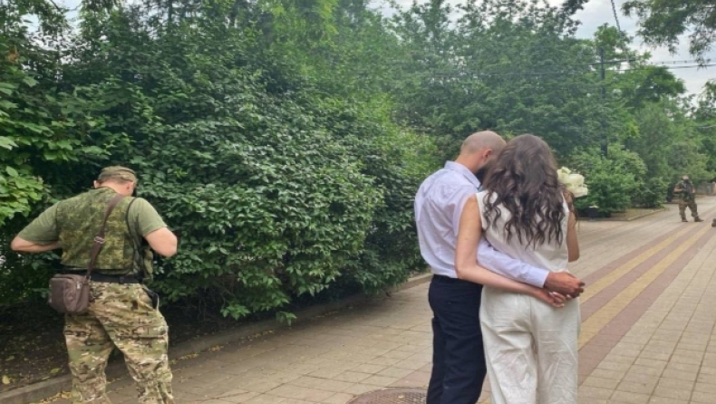 Ανταρσία στη Ρωσία: Viral η φωτογραφία που δείχνει ζευγάρι που μόλις παντρεύτηκε δίπλα σε στρατεύματα (vid)