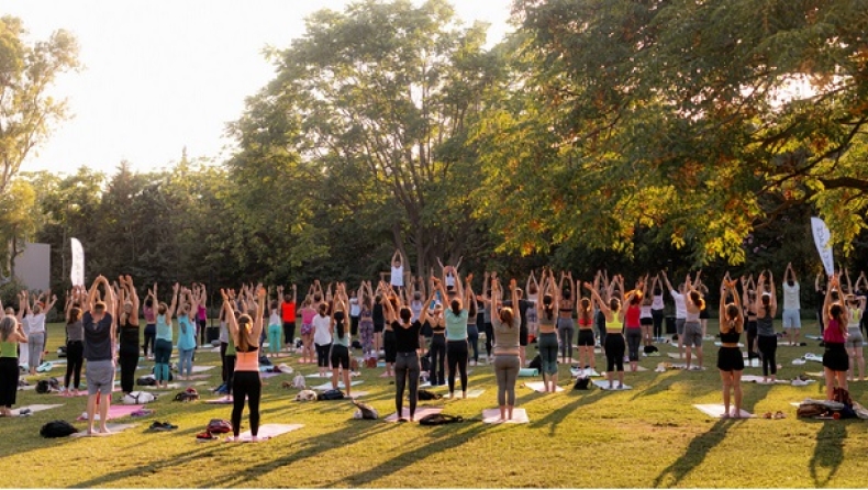 Enjoy Every Sunset! Tο μεγαλύτερο exclusive outdoor Yoga event της χρονιάς από τα Holmes Place