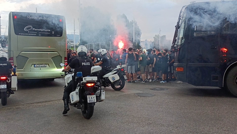 Φίλοι του Παναθηναϊκού αποθεώνουν την αποστολή πριν από την αναχώρηση για το ΣΕΦ.