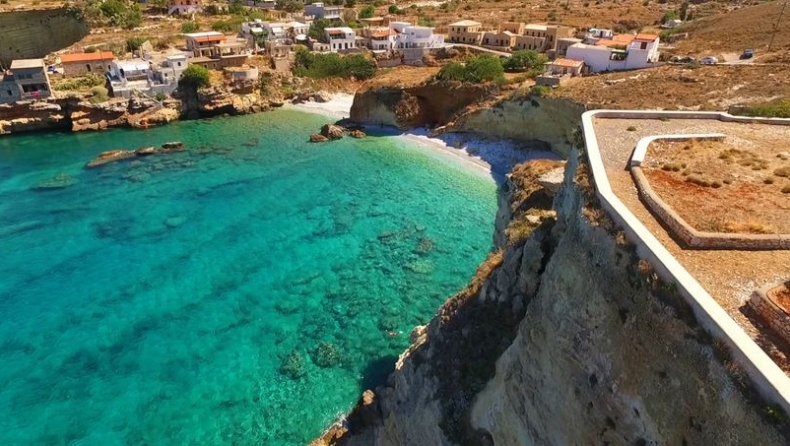 Νερά γαλαζοπράσινα και ζεστά 10 μήνες τον χρόνο: Η παραλία της Πελοποννήσου που θα σου κλέψει την καρδιά