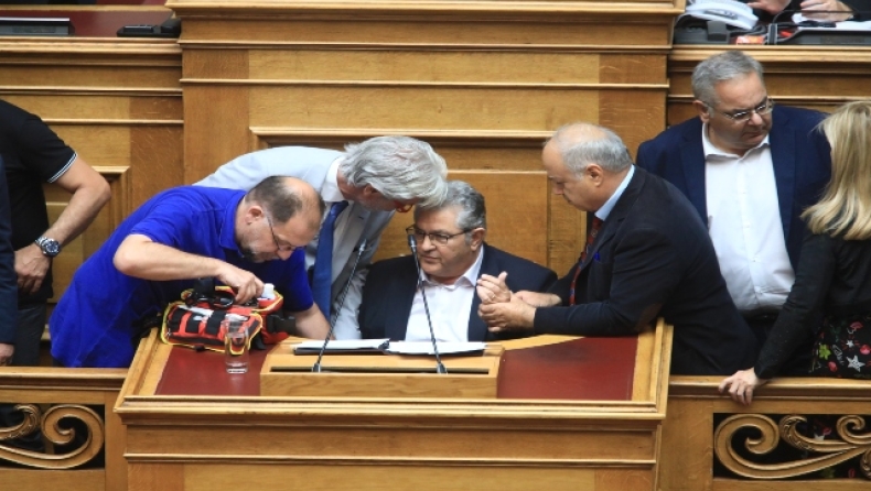 Η στιγμή της διακοπής της ομιλίας του Δημήτρη Κουτσούμπα: «Ωχ η μέση μου» (vid)